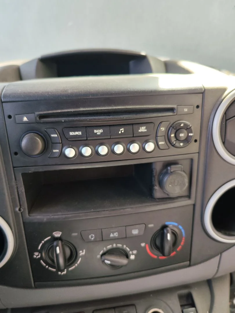 Foto de SISTEMA AUDIO / RADIO CD CITROEN BERLINGO FURGÓN 1.6 Blue-HDI FAP (99 CV / 73 KW)