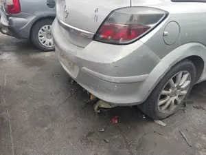Foto de PARAGOLPES TRASERO OPEL ASTRA H GTC 1.3 16V CDTI CAT (Z 13 DTH / L4I) (90 CV / 66 KW) referencia 24460512 foto 2
