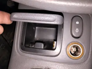 Foto de CENICERO RENAULT CLIO II FASE I (B/CB0) 1.4 16V (98 CV / 72 KW) foto 2