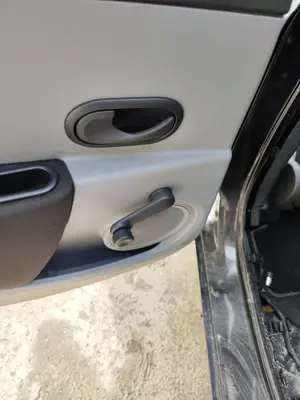 Foto de ELEVALUNAS TRASERO IZQUIERDO RENAULT CLIO III 1.2 16V (75 CV / 55 KW)