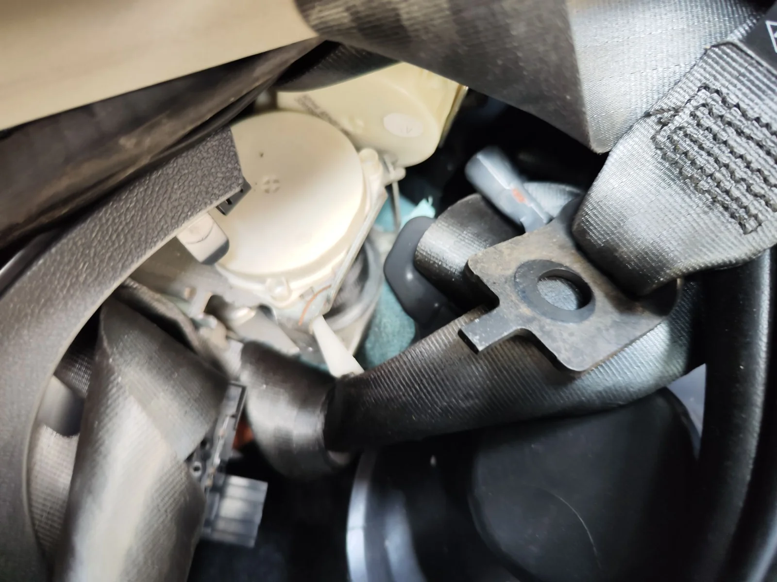 Foto de CINTURON SEGURIDAD TRASERO IZQUIERDO RENAULT CLIO III 1.2 16V (75 CV / 55 KW)