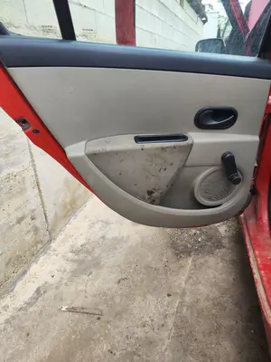 Foto de GUARNECIDO PUERTA TRASERA IZQUIERDA RENAULT CLIO III 1.5 dCi Diesel CAT (86 CV / 63 KW)
