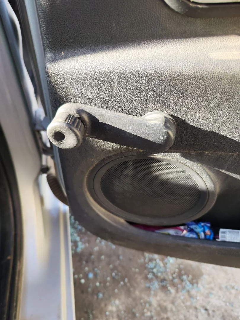 Foto de MANETA ELEVALUNAS TRASERA DERECHA RENAULT CLIO III 1.4 16V (98 CV / 72 KW)