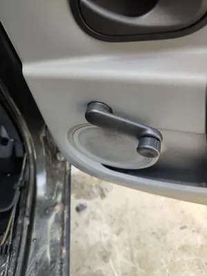 Foto de MANETA ELEVALUNAS TRASERA DERECHA RENAULT CLIO III 1.2 16V (75 CV / 55 KW)