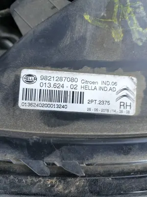 Foto de FARO DERECHO CITROEN C4 CACTUS 1.2 12V VTi (82 CV / 60 KW) referencia 9800901280 foto 3
