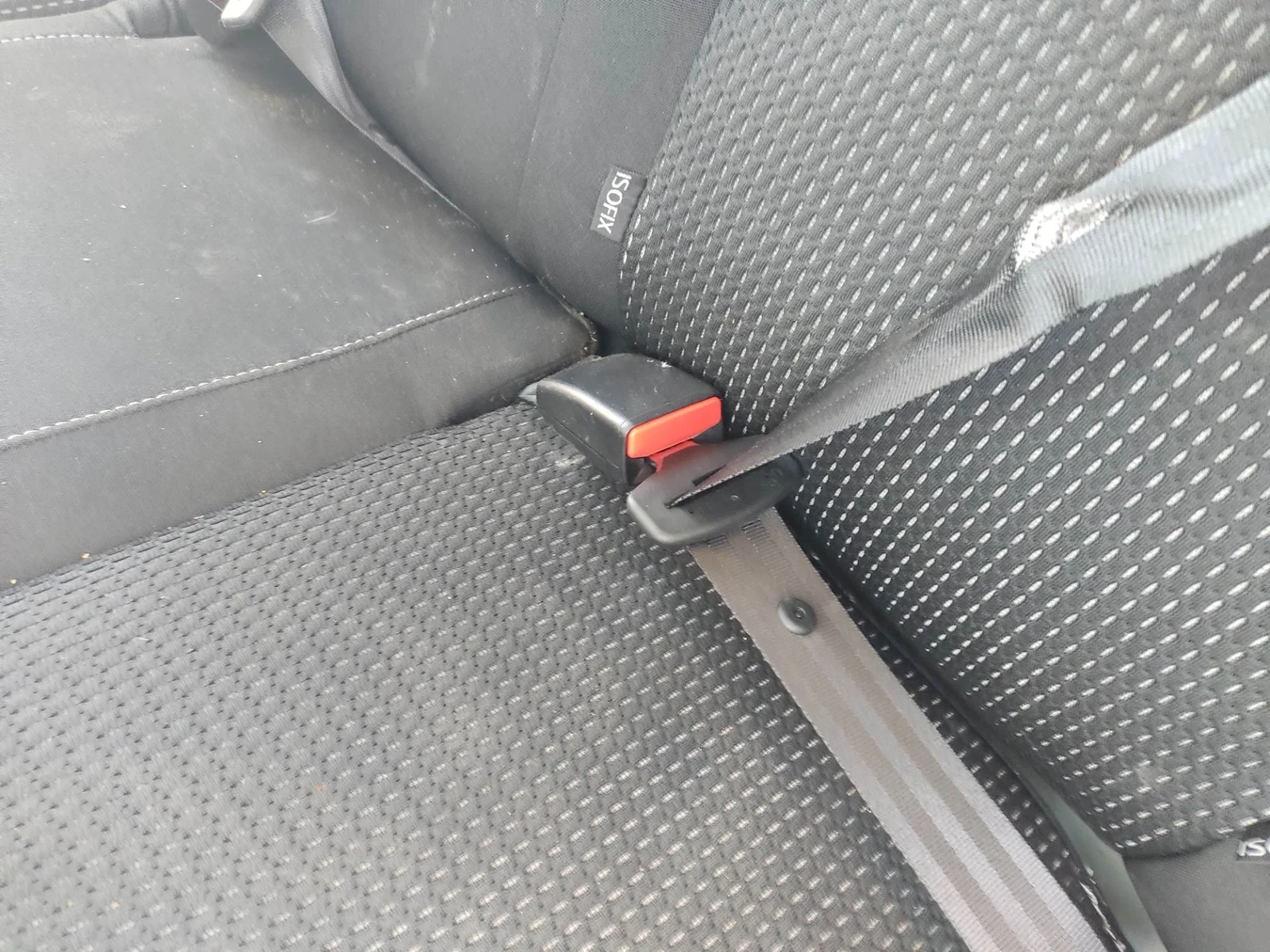 Foto de ENGANCHE CINTURON TRASERO IZQUIERDO PEUGEOT 208 1.2 12V e-VTi / PureTech (81 CV / 60 KW) referencia 61904058
