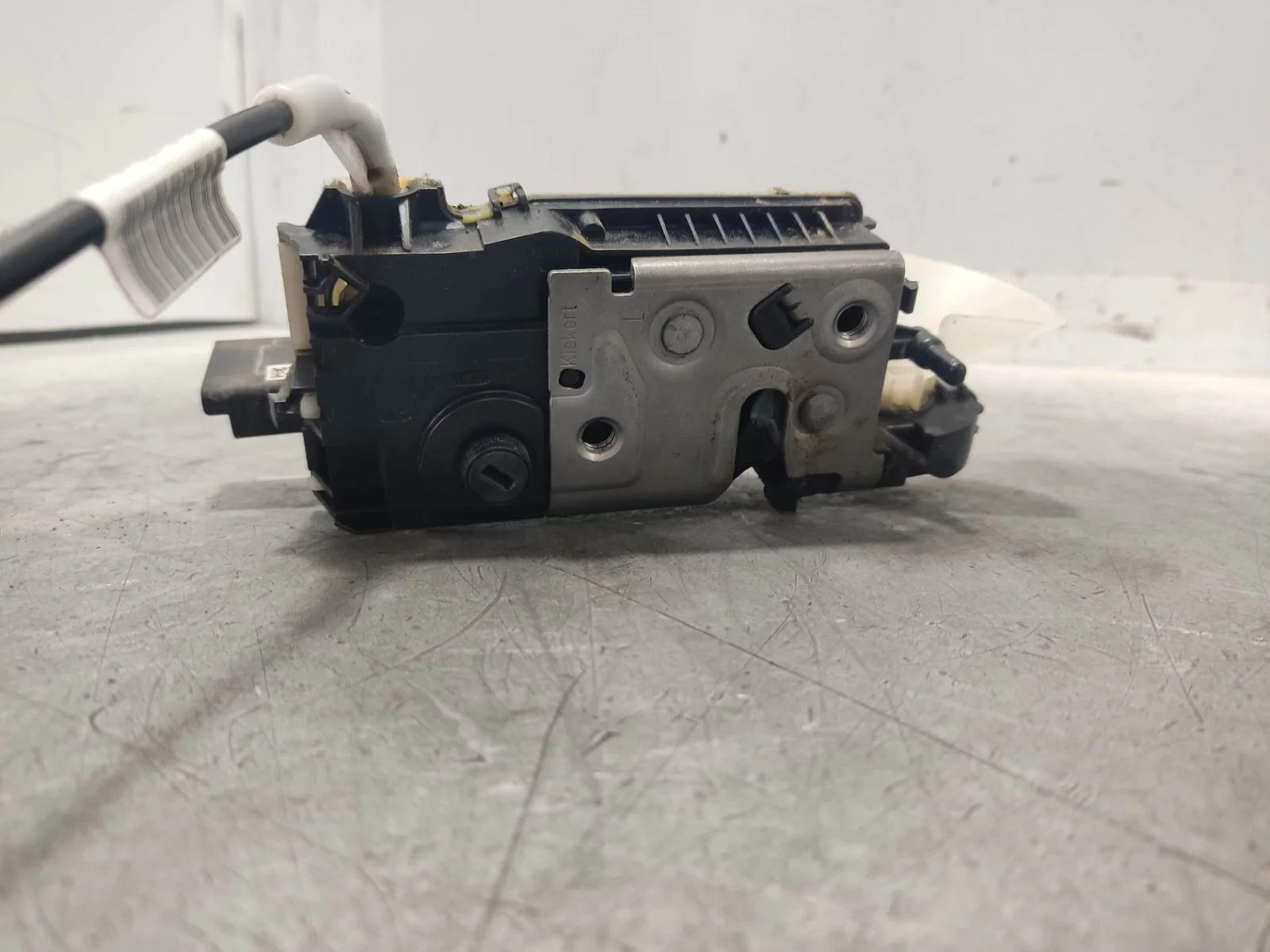 Foto de CERRADURA PUERTA DELANTERA IZQUIERDA PEUGEOT 208 1.2 12V e-VTi / PureTech (81 CV / 60 KW) referencia 9812500880
