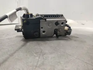 Foto de CERRADURA PUERTA DELANTERA IZQUIERDA PEUGEOT 208 1.2 12V e-VTi / PureTech (81 CV / 60 KW) referencia 9812500880