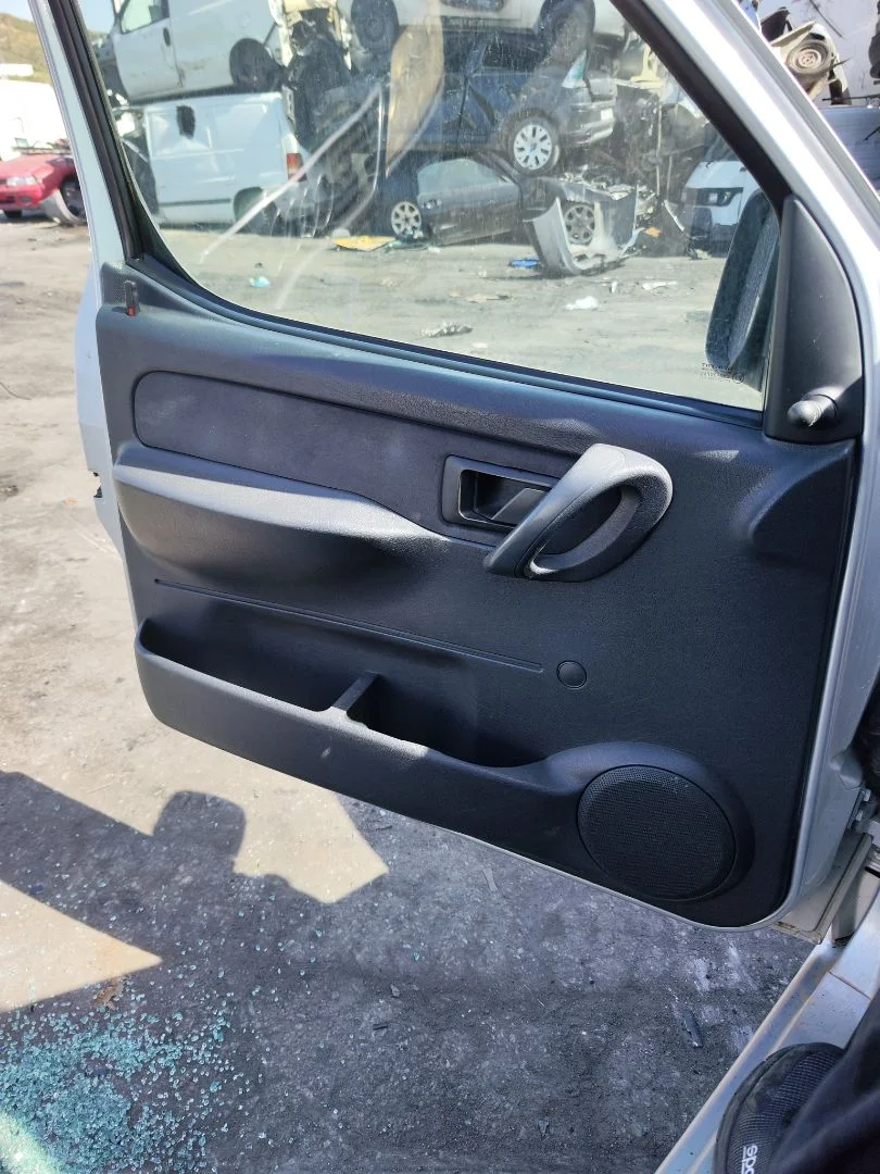 Foto de GUARNECIDO PUERTA DELANTERA IZQUIERDA CITROEN BERLINGO 2.0 HDi CAT (RHY / DW10TD) (90 CV / 66 KW) referencia 9342X8