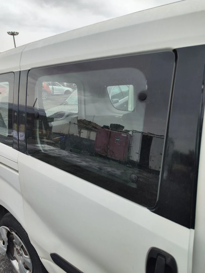 Foto de LUNA TRASERA DERECHA FIAT II DOBLÒ (152) 1.6 JTDM 16V CAT (105 CV / 77 KW)