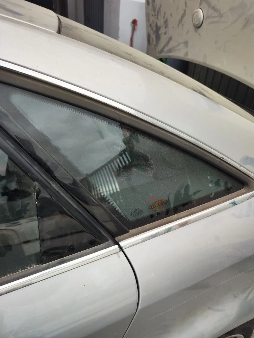 Foto de LUNA CUSTODIA TRASERA IZQUIERDA AUDI A6 BERLINA (4B2) 2.5 V6 24V TDI (150 CV / 110 KW)