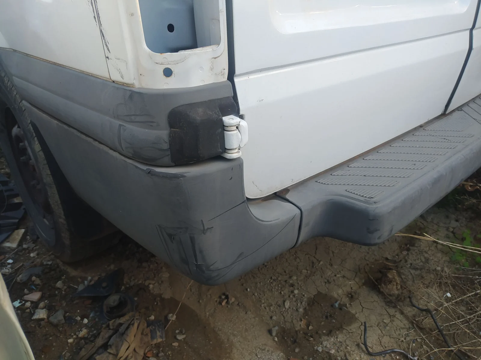 Foto de PARAGOLPES TRASERO FORD TRANSIT COMBI (TT9) 2.2 TDCi CAT (116 CV / 85 KW)