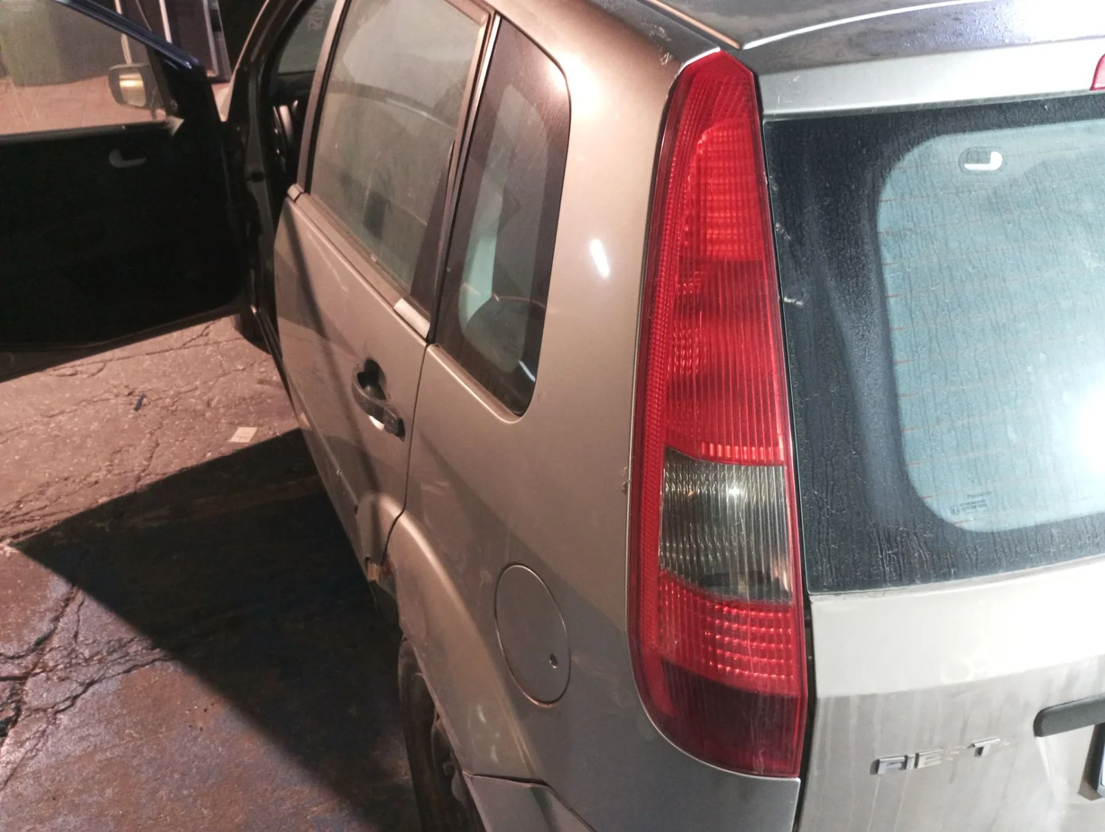 Foto de PILOTO TRASERO IZQUIERDO FORD FIESTA (CBK) 1.4 TDCi CAT (68 CV / 50 KW) referencia 1324578