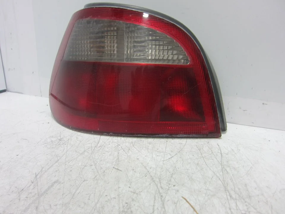 Foto de PILOTO TRASERO IZQUIERDO RENAULT MEGANE I FASE 2 BERLINA (BA0) 1.9 dTi Diesel (80 CV / 59 KW) referencia 7700428320