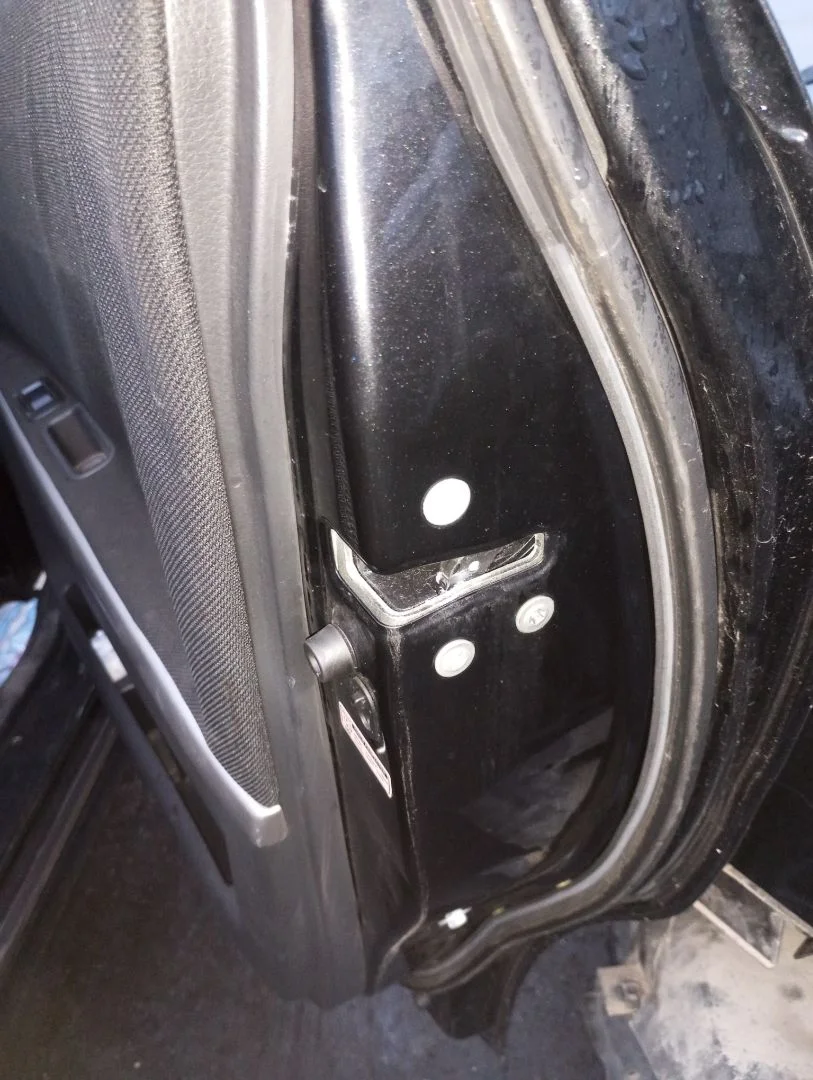 Foto de CERRADURA PUERTA TRASERA DERECHA TOYOTA COROLLA VERSO (R1) 2.2 Turbodiesel CAT (136 CV / 100 KW)