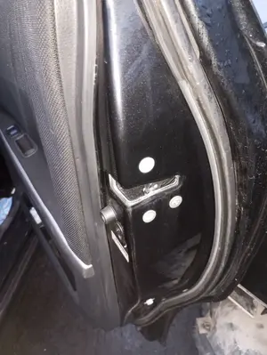 Foto de CERRADURA PUERTA TRASERA DERECHA TOYOTA COROLLA VERSO (R1) 2.2 Turbodiesel CAT (136 CV / 100 KW)
