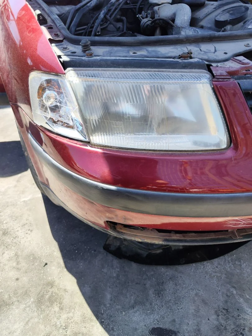 Foto de FARO DERECHO VOLKSWAGEN PASSAT BERLINA (3B2) 1.9 TDI (116 CV / 85 KW) referencia 3B0941018R