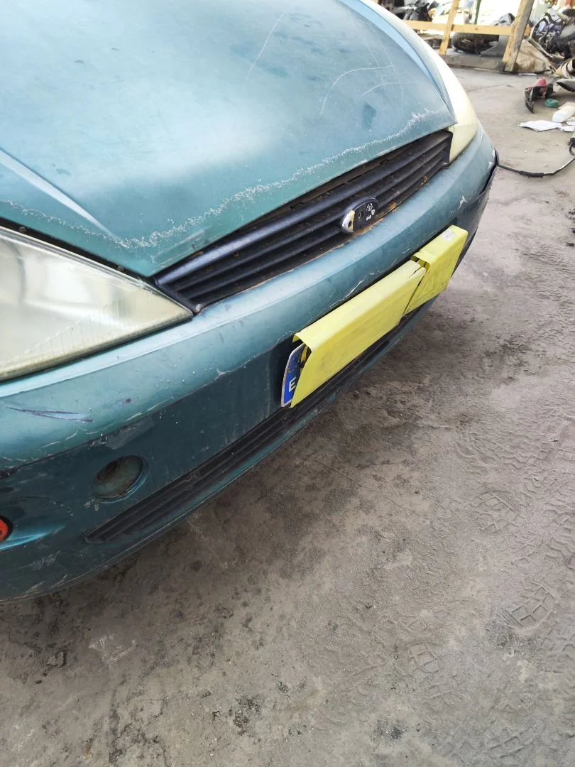 Foto de REJILLA DELANTERA FORD FOCUS BERLINA (CAK) 1.6 16V CAT (101 CV / 74 KW)