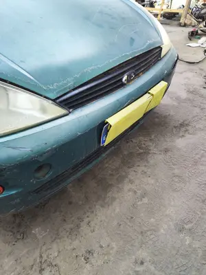 Foto de REJILLA DELANTERA FORD FOCUS BERLINA (CAK) 1.6 16V CAT (101 CV / 74 KW)