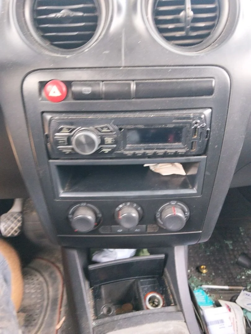 Foto de CONSOLA CENTRAL SEAT CORDOBA BERLINA (6L2) 1.9 SDI (64 CV / 47 KW)