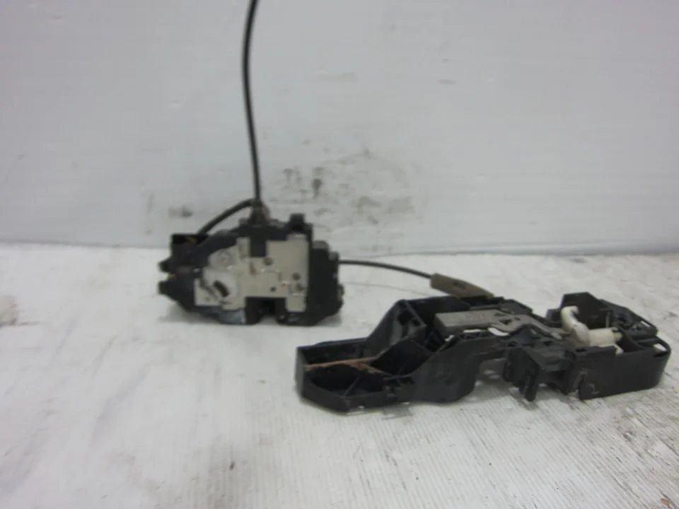 Foto de CERRADURA PUERTA TRASERA DERECHA RENAULT SCENIC III (JZ) 1.6 dCi Diesel FAP (131 CV / 96 KW) referencia 825020033R