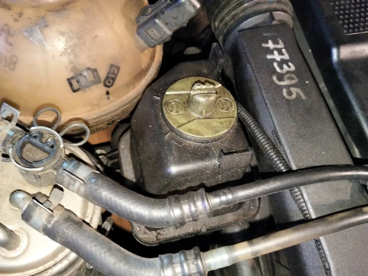 Foto de DEPOSITO ACEITE VOLKSWAGEN GOLF IV BERLINA (1J1)(10.1997)
