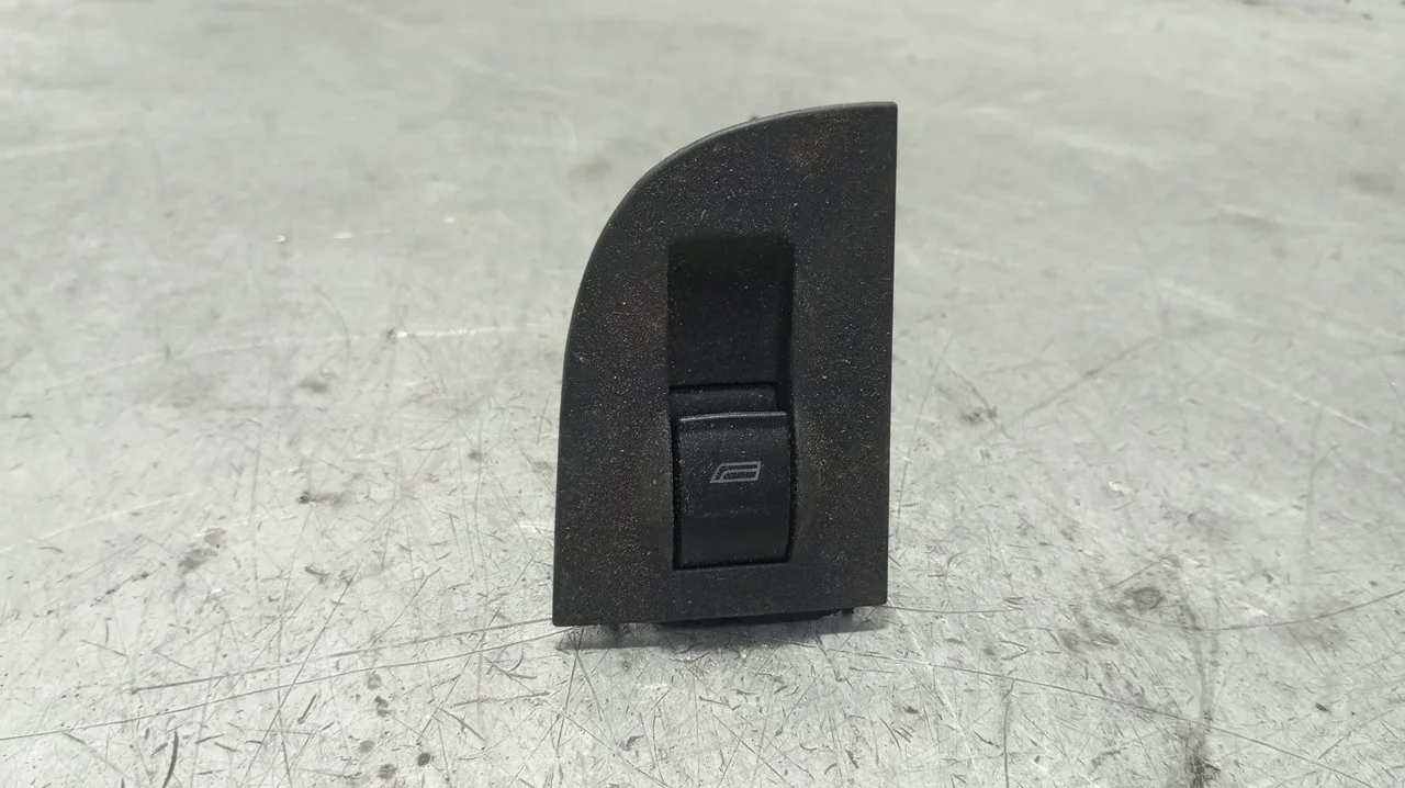 Foto de MANDO ELEVALUNAS TRASERO DERECHO AUDI A6 BERLINA (4B2) 2.5 V6 24V TDI (150 CV / 110 KW) referencia 4B0959855