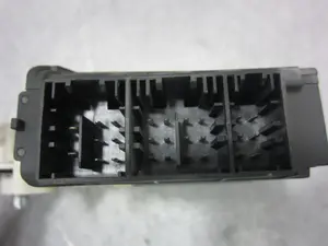 Foto de MOTOR ELEVALUNAS DELANTERO DERECHO SEAT IBIZA (6L1) 1.2 (64 CV / 47 KW) referencia 6Q2959801A foto 4
