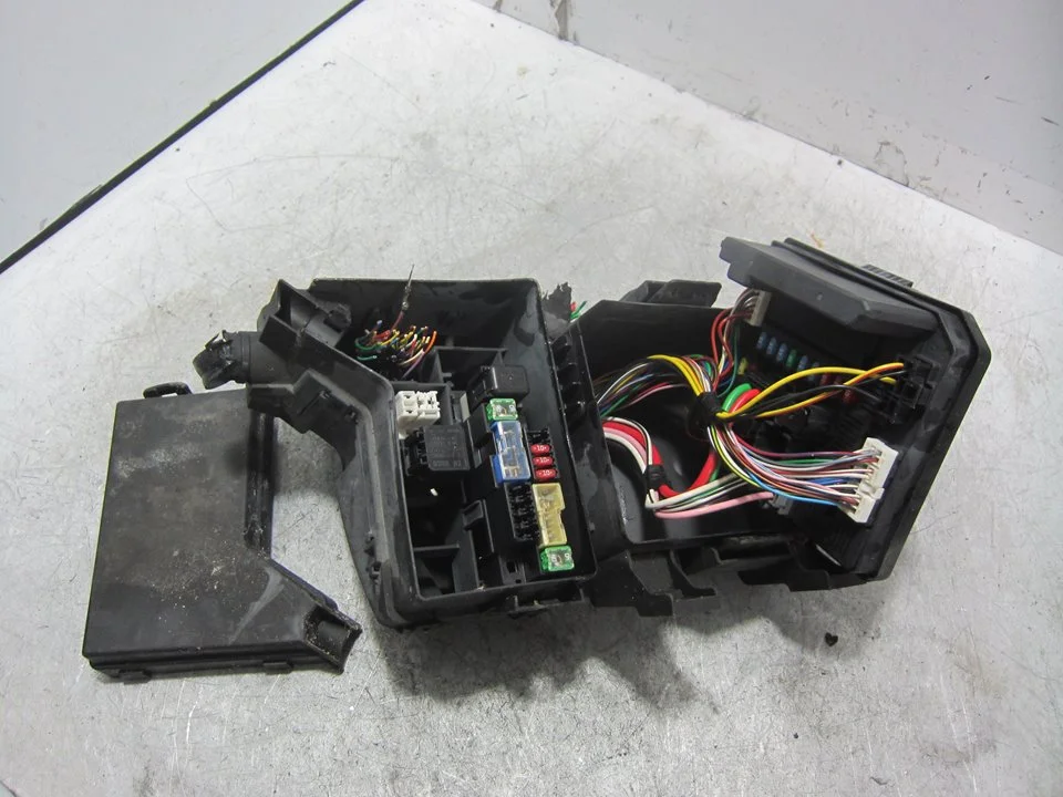 Foto de CAJA RELES / FUSIBLES NISSAN QASHQAI (J10) 2.0 16V CAT (141 CV / 104 KW)