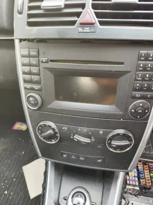 Foto de SISTEMA AUDIO / RADIO CD MERCEDES-BENZ CLASE B (BM 245) 2.0 CDI CAT (109 CV / 80 KW)