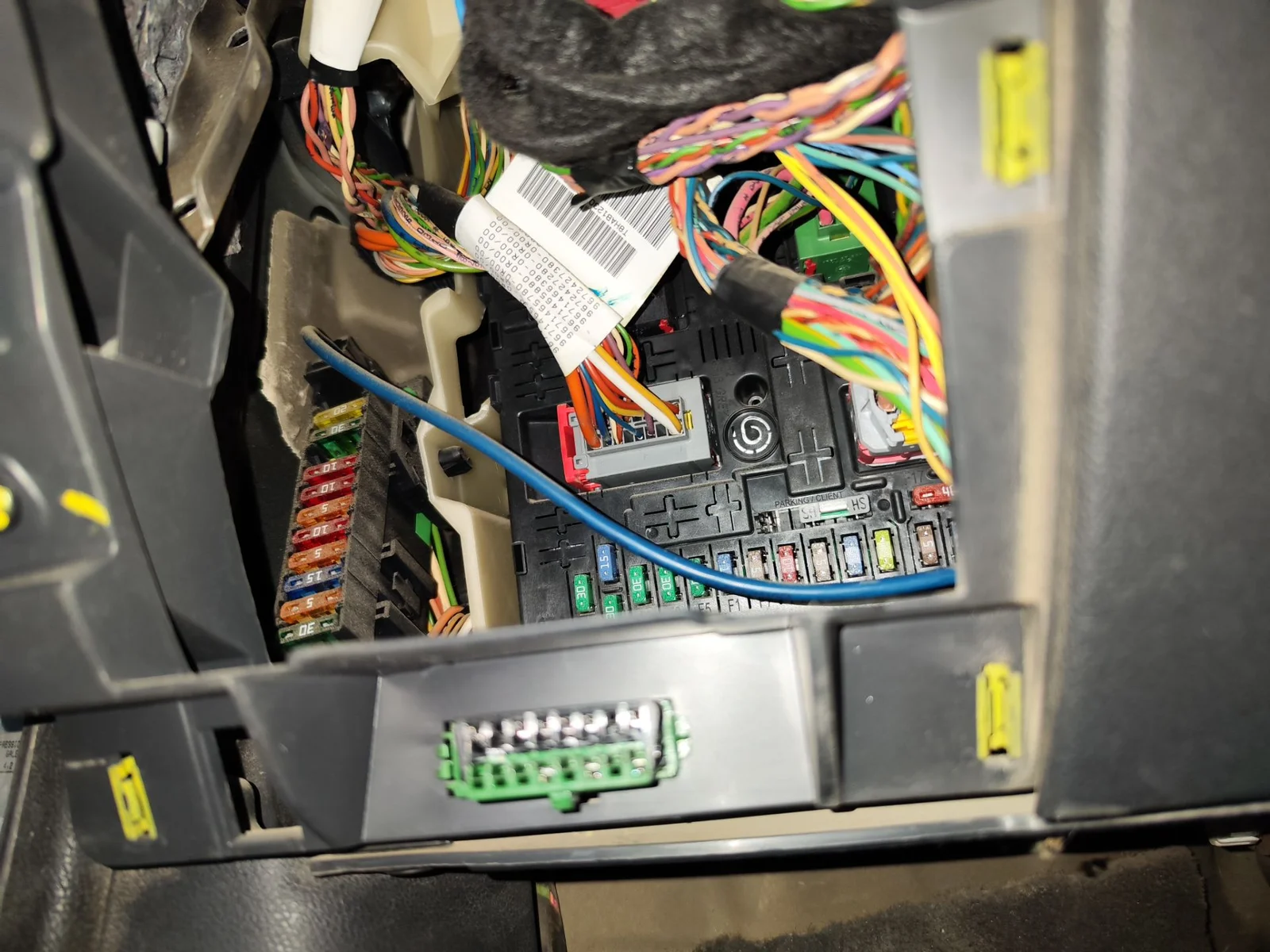 Foto de CAJA RELES / FUSIBLES PEUGEOT 5008 1.6 HDi FAP CAT (9HZ / DV6TED4) (109 CV / 80 KW)