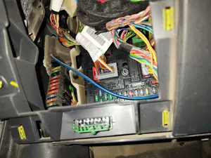 Foto de CAJA RELES / FUSIBLES PEUGEOT 5008 1.6 HDi FAP CAT (9HZ / DV6TED4) (109 CV / 80 KW)