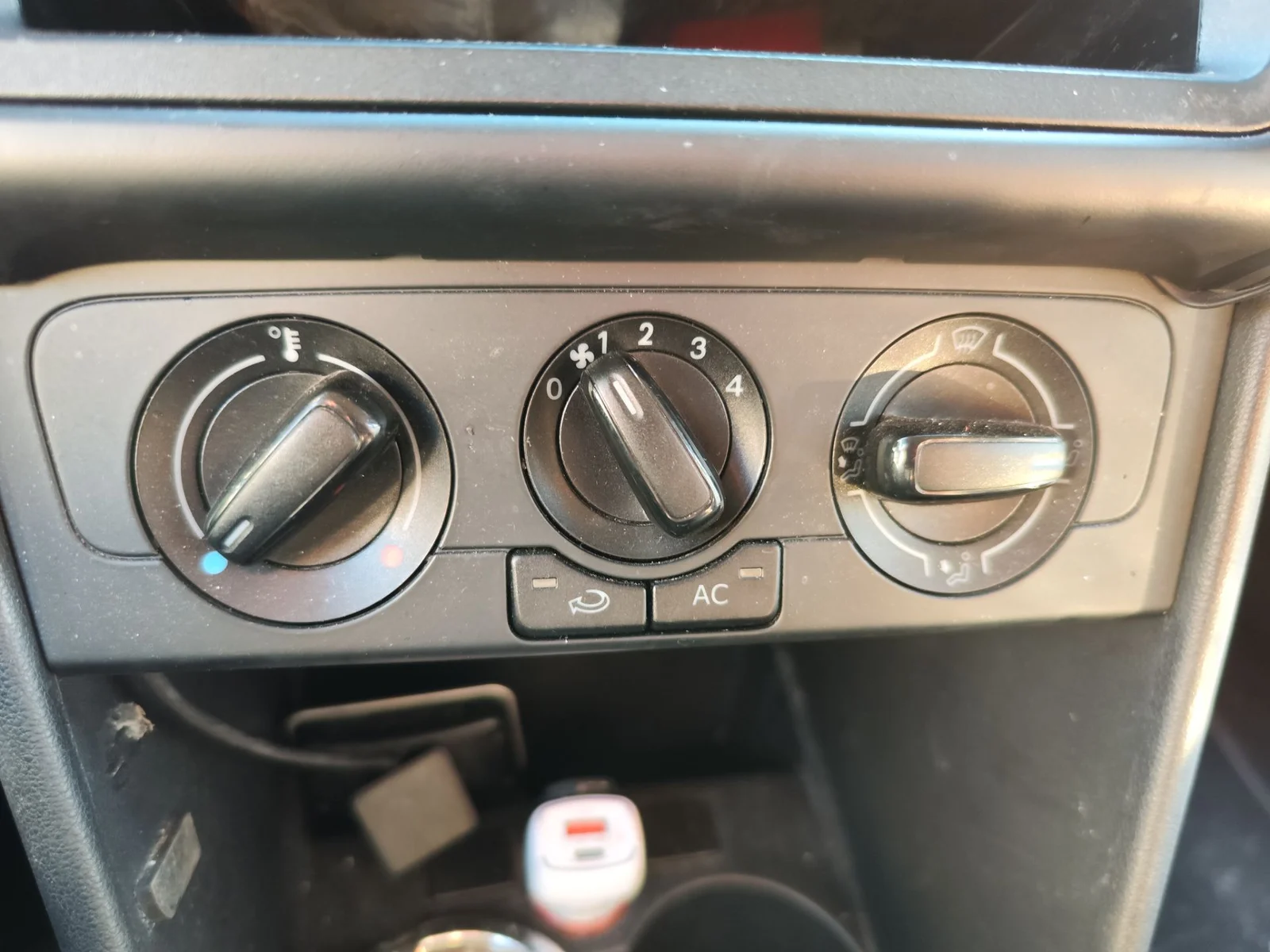 Foto de MANDO CALEFACCION / AIRE ACONDICIONADO VOLKSWAGEN POLO V (6R1) 1.2 (60 CV / 44 KW)