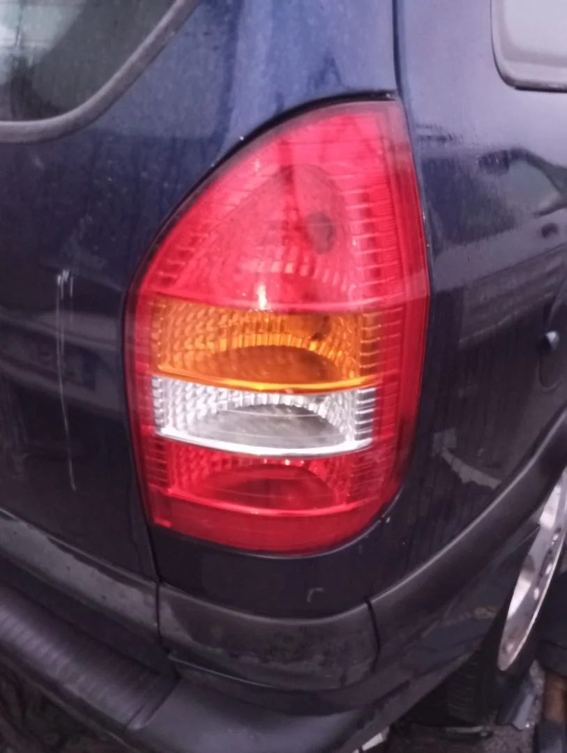 Foto de PILOTO TRASERO DERECHO INTERIOR OPEL ZAFIRA A 2.0 DTI (101 CV / 74 KW)