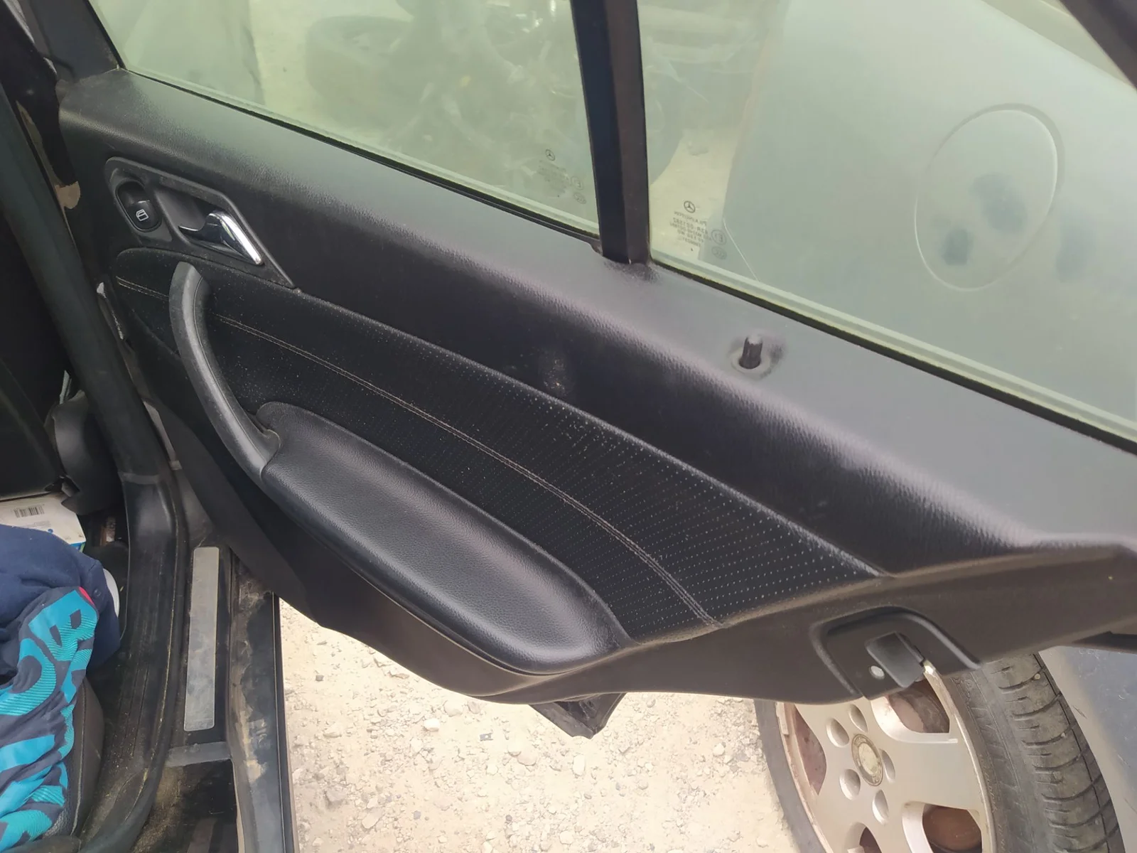 Foto de MANETA INTERIOR TRASERA DERECHA MERCEDES-BENZ CLASE C (BM 203) BERLINA 2.2 CDI CAT (150 CV / 110 KW) referencia A2037370488 9116