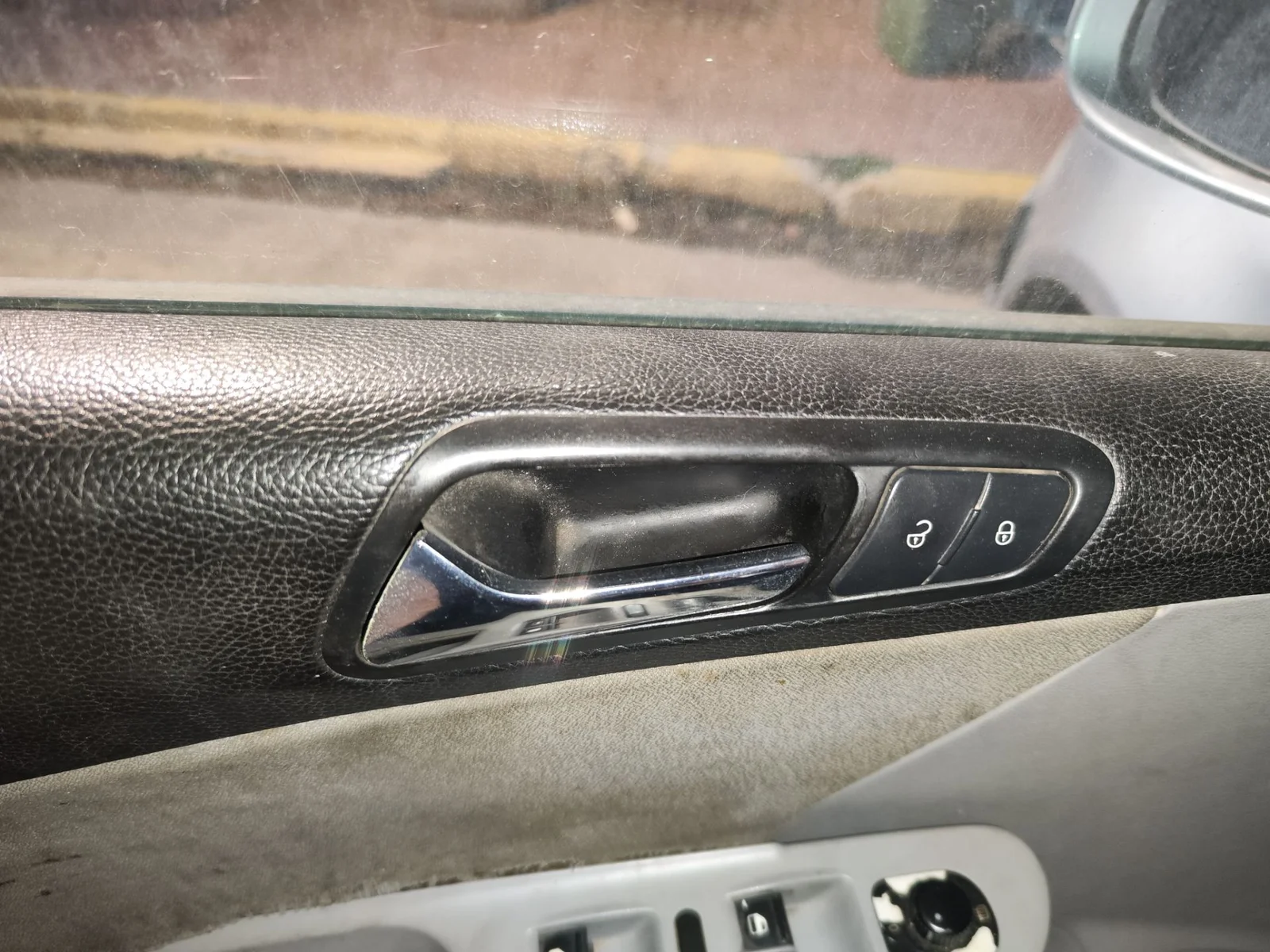 Foto de MANETA INTERIOR DELANTERA IZQUIERDA VOLKSWAGEN PASSAT BERLINA (3C2) 2.0 TDI (140 CV / 103 KW) referencia 3C1837113D