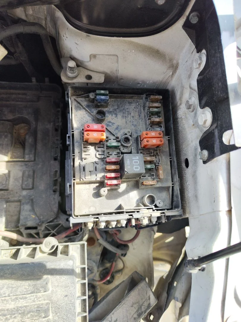 Foto de CAJA RELES / FUSIBLES VOLKSWAGEN CADDY (2K)(02.2004) 1.9 TDI (BSU) (75 CV / 55 KW)