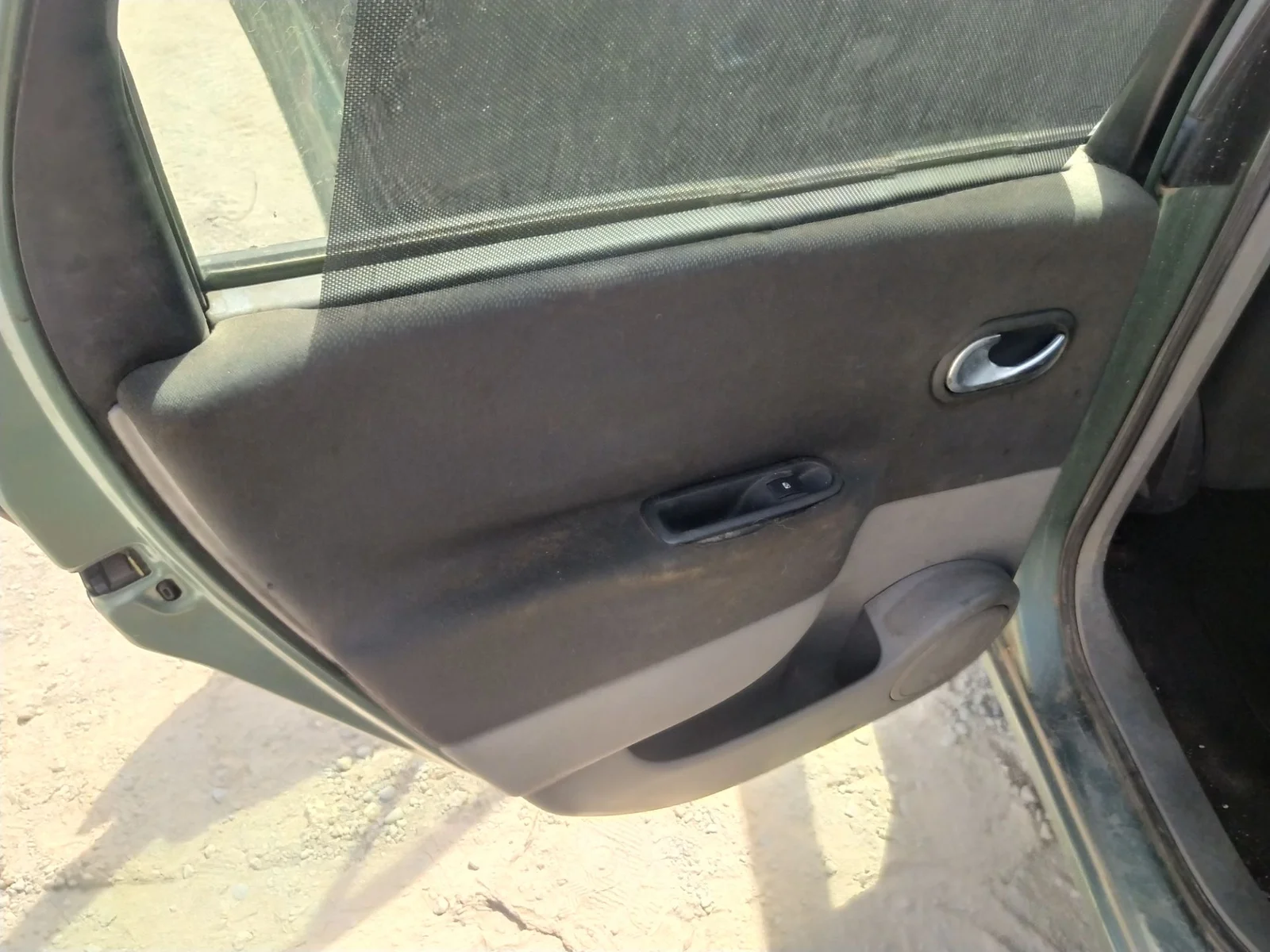 Foto de MANETA INTERIOR TRASERA IZQUIERDA RENAULT SCENIC II 1.5 dCi Diesel (101 CV / 74 KW)