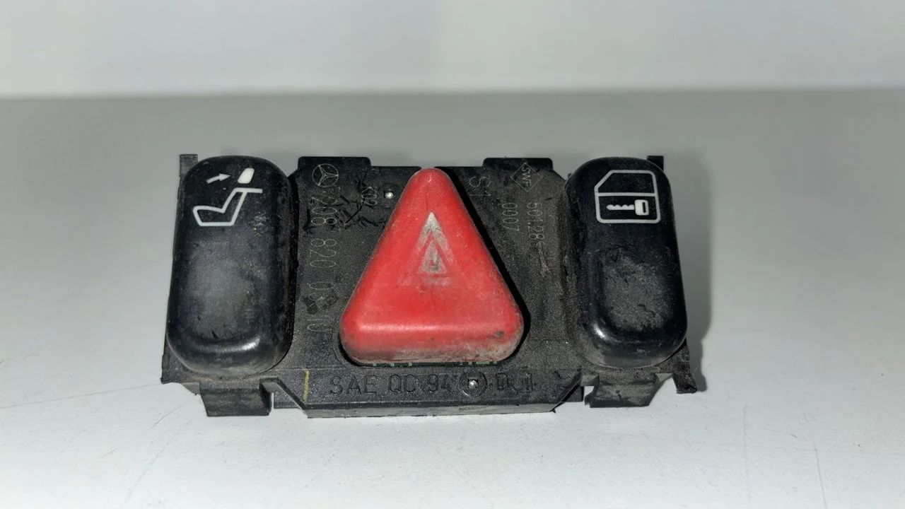 Foto de WARNING MERCEDES-BENZ CLASE E (BM 210) BERLINA referencia 368974