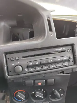 Foto de SISTEMA AUDIO / RADIO CD OPEL ZAFIRA A 1.6 16V (101 CV / 74 KW)