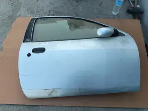 Foto de PUERTA DELANTERA DERECHA FORD KA (CCQ) 1.3 CAT (69 CV / 51 KW)