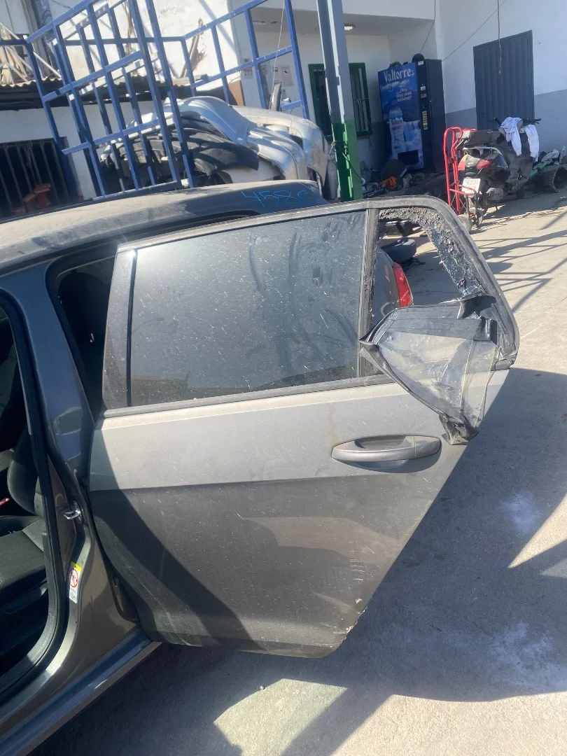 Foto de PUERTA TRASERA IZQUIERDA VOLKSWAGEN GOLF VII (5G1/BE1) 1.4 16V TSI (122 CV / 90 KW) referencia 5G4833055AD