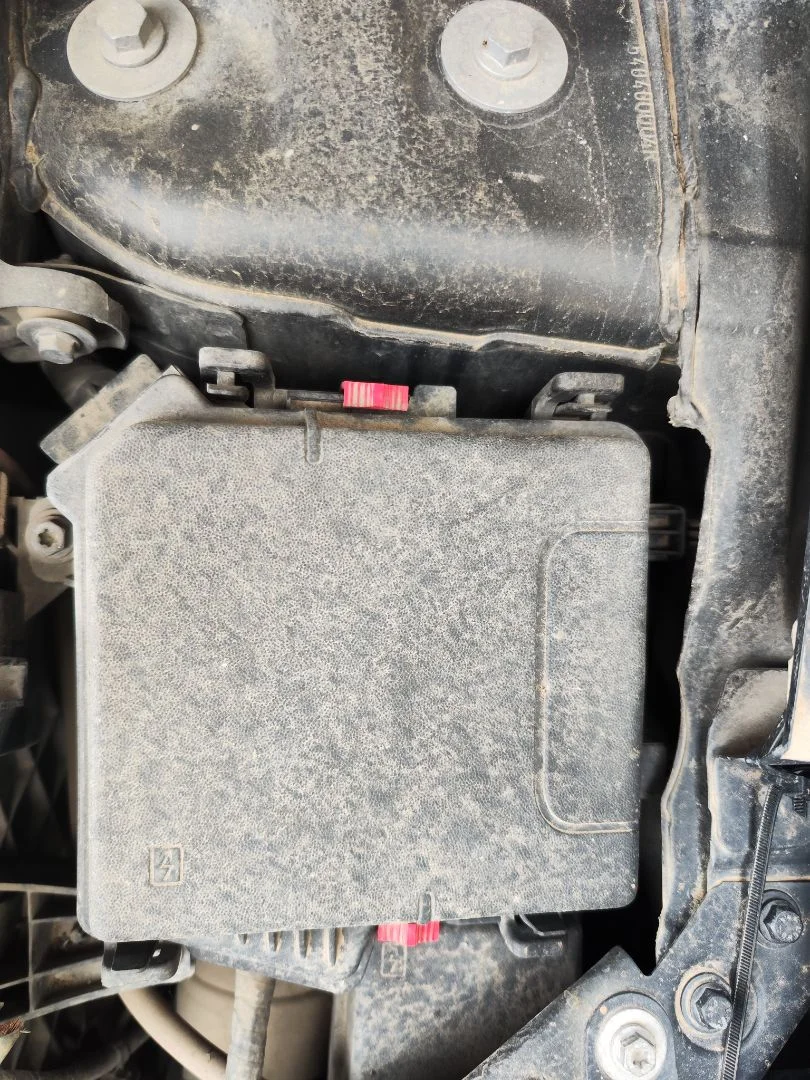 Foto de CAJA RELES / FUSIBLES RENAULT MEGANE III BERLINA 5P 1.5 dCi Diesel FAP (110 CV / 81 KW)
