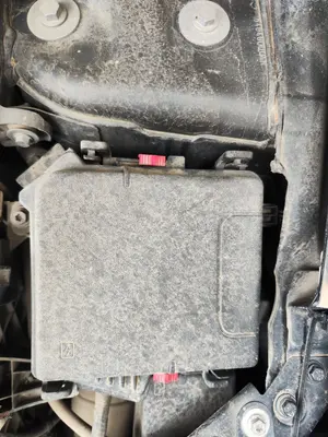 Foto de CAJA RELES / FUSIBLES RENAULT MEGANE III BERLINA 5P 1.5 dCi Diesel FAP (110 CV / 81 KW)