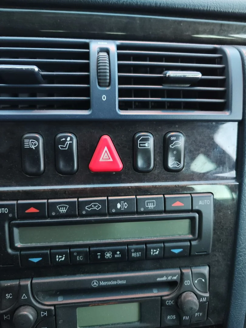 Foto de WARNING MERCEDES-BENZ CLASE E (BM 210) BERLINA 3.0 Turbodiesel CAT (177 CV / 130 KW)