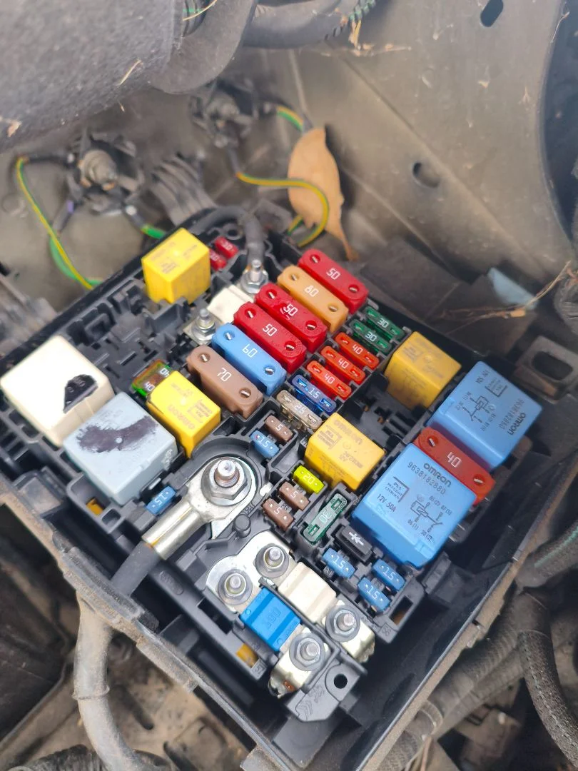 Foto de CAJA RELES / FUSIBLES CITROEN C4 PICASSO/SPACETOURER 1.6 HDi FAP (92 CV / 68 KW)