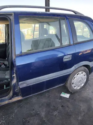 Foto de PUERTA TRASERA IZQUIERDA OPEL ZAFIRA A 2.0 DTI (101 CV / 74 KW) referencia 13160996 foto 4