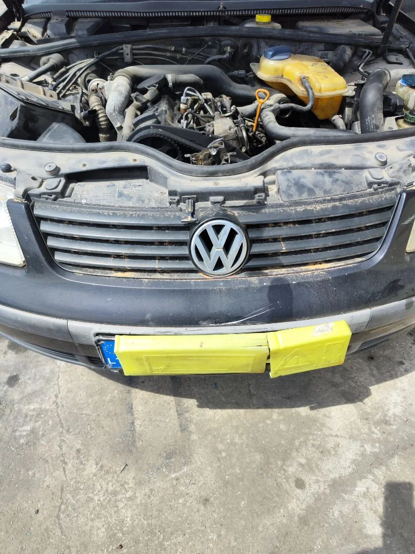 Foto de REJILLA DELANTERA VOLKSWAGEN PASSAT VARIANT (3B5) 1.9 TDI (110 CV / 81 KW)