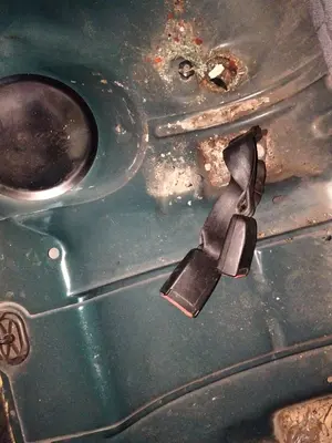 Foto de ENGANCHE CINTURON TRASERO CENTRAL PEUGEOT 406 BERLINA (S1/S2) 2.0 HDi CAT (90 CV / 66 KW)