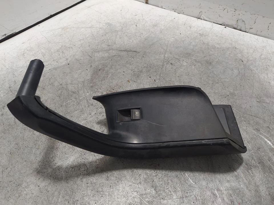 Foto de MANDO ELEVALUNAS DELANTERO DERECHO SEAT IBIZA BERLINA (6J5) 1.4 16V (86 CV / 63 KW) referencia 6J1867180